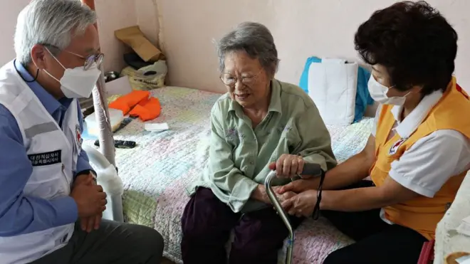 김흥권 대한적십자사 서울지사 회장(왼쪽)과 봉사원이 2022년 9월 29일 이산가족 채순남(105) 할머니 댁을 찾아 건강식품과 한우, 위로금을 전달한 뒤 대화를 나누고 있다