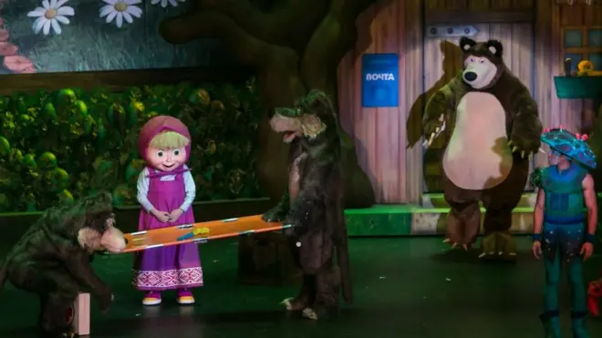 Герои мультсериала узнаваемы во многих странах. На фото: сцена из спектакля "Маша и медведь" в культурном центре Мехико