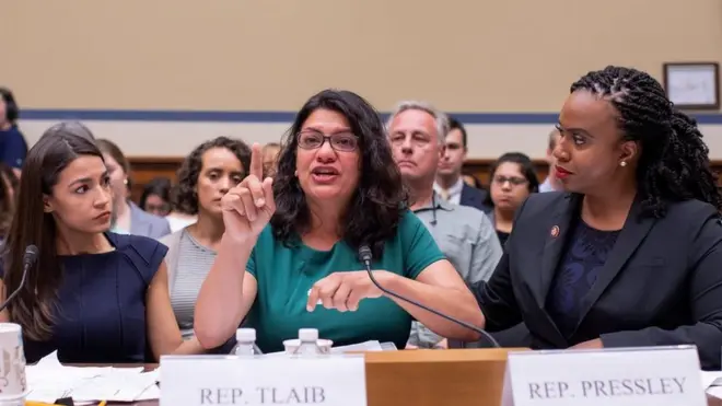 رشيدة طليب (وسط) وألكساندريا أوكاسيو - كورتيز (يسار) وأيانا بريسلي (يمين).