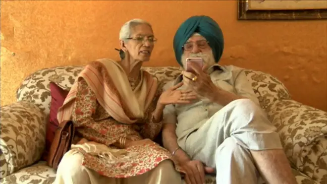 اجاگر سنگھ اپنی بہن کے ساتھ اپنا آبائی گھر دیکھتے ہوئے