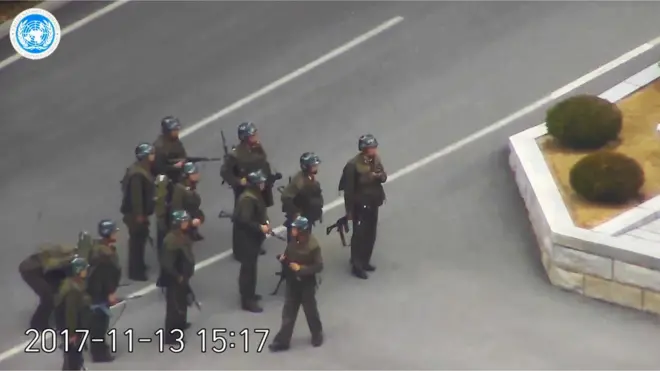 탈출한 오씨를 추격하던 북한군이 AK 소총을 든 채 집결해 있다.