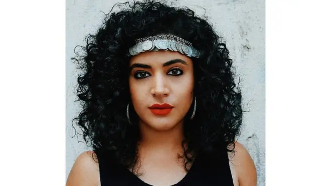 شابة تتحدى الحزن بالألوان