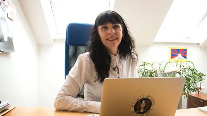 Основательница партии Биргитта Йонсдоттир - хакер, кибер-активист и поэт