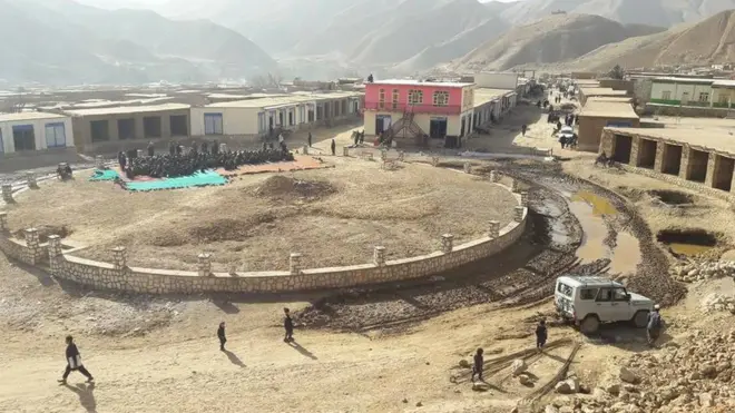 به گفته منابع محلی اکنون مرکز این ولسوالی در محاصره نیروهای شورشی هستند.