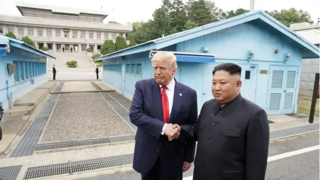 Presiden AS, Donald Trump, dan Pemimpin Korea Utara, Kim Jong-un, berjabat tangan di Desa Panmunjom, di dalam Zona Demiliterisasi.