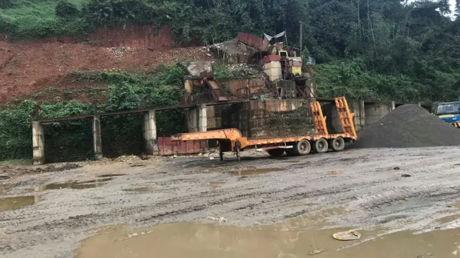 မိုးမောက်မြို့နယ်ထဲက ဗန်းမော်-မြစ်ကြီးနားလမ်းပိုင်း ကတ္တရာခင်းနေစဉ်