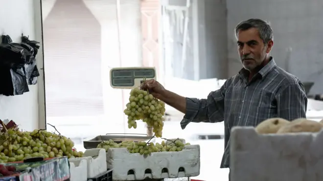 رجل يحمل عنب