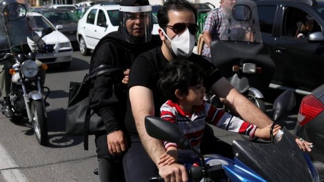 أسرة إيرانية على دراجة نارية بأحد شوارع طهران
