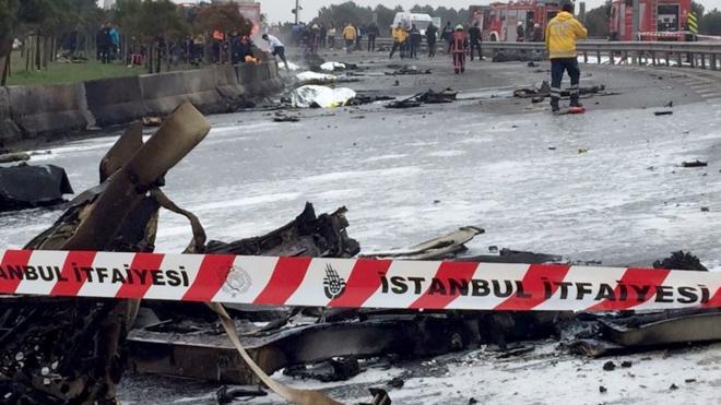 Обломки вертолета, упавшего на шоссе в Стамбуле