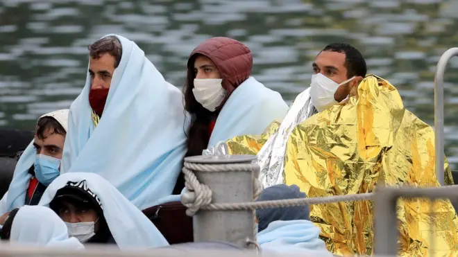 Группа мигрантов на берегу Ла-Манша в английском графстве Кент