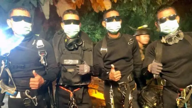 Buceadores del equipo de la Fuerza de Élite de la Marina de Tailandia