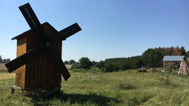 Невеликий вітровий млин на хуторі