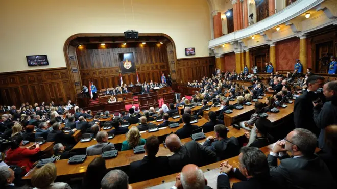 Нема чега није било у српском парламенту - од гађања обућом, поливања водом, псовки, увреда, клетви, до изношења посланика