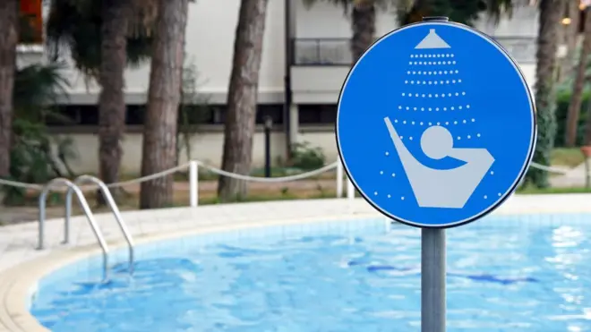 Aviso pedindo para tomar ducha antes de entrar na piscina