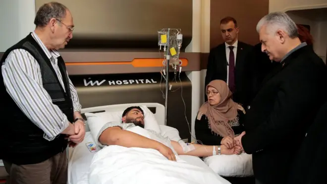 Прем'єр Туреччини Біналі Їлдирим відвідує одного з поранених у нападі