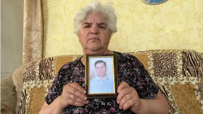 Надежда Литвинова с портретом погибшего в Сирии сына