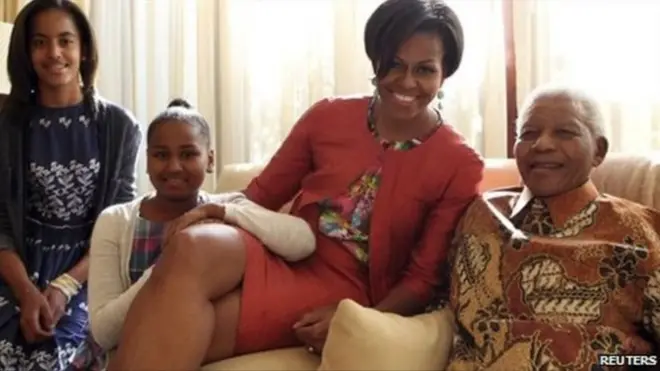 Michelle Obama et ses deux filles, Malia et Sasha, aux côtés de Nelson Mandela en juin 2011, à Soweto