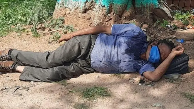 संदिग्ध कोरोना मरीज़ की सड़क किनारे मौत