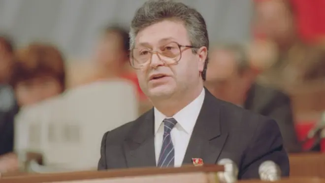 Mütəllibov 20 il Rusiyada mühacir həyatı yaşayandan sonra Azərbaycana qayıda bilib