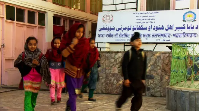 هندوانو او سکانو په جلال اباد کې څو ورځې وړاندې بي بي سي پښتو تلوېزیون ته ویلي، د ځانګړي ښوونځي نه شتون يې د نالوستۍ کچه ډېره لوړه کړې.