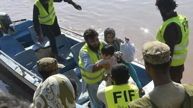 د جماعت الدعوه خیریه ټولنه له باران ځپلو سره مرسته کوي.