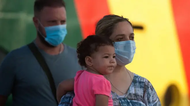 "عائلات بأكملها تصل إلى إسبانيا على متن قوارب"