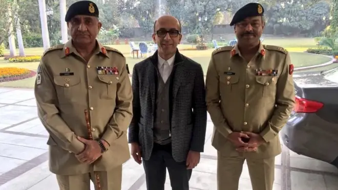 انیل مسرت فوج کے سربراہ جرنل قمر باجوہ کے ساتھ ایک تصویر جسے سوشل میڈیا پر بہت شیئر کیا۔