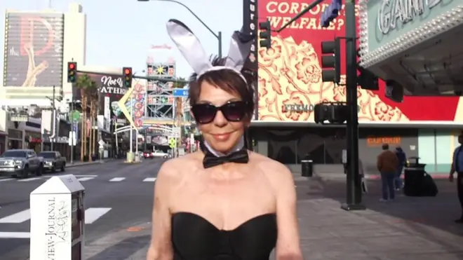 دوري أكبر عارضة ملابس داخلية سنا