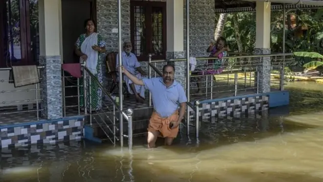 ኣሽሓት ኣብ ቤቶም ብማይ ተኸቢቦም ይርከቡ