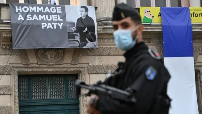 法國當局對該國極端伊斯蘭組織進行打擊，與土耳其就宗教和世俗主義爭議繼續升級。