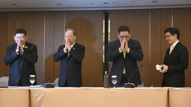 จากซ้าย นายสุวิทย์ เมษินทรีย์, นายอุตตม สาวนายน, นายสนธิรัตน์ สนธิจิรวงศ์ และนายกอบศักดิ์ ภูตระกูล แถลงข่าวลาออกจากพรรคพลังประชารัฐ