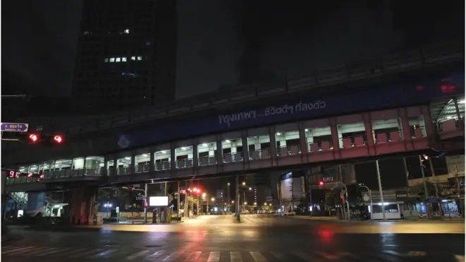 ความว่างเปล่าบริเวณสี่แยกอโศกในช่วงเวลาเคอร์ฟิว