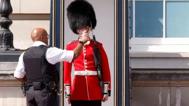 Seorang penjaga di London diberi minum.