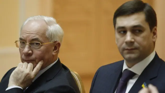 Максим Луцький на слуханнях щодо закону про вищу освіту у 2012 році поряд з очільником уряду Азаровим