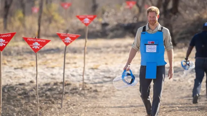 Prince Harry oo ku dhex socda meel ay miinooyin ka buuxaan dalka Angola