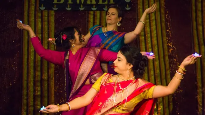 મહિલાઓએ બોલીવૂડના ગીતો પર ડાન્સ પરફોર્મ કર્યો