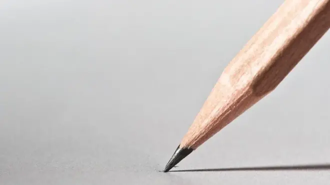 قلم رصاص على ورقة بيضاء