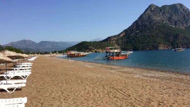 В разгар туристического сезона пляжи Антальи пустуют