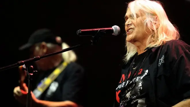 Bora Đorđević peva na jednom od koncerata Riblje čorbe