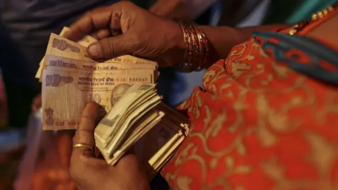 El gobierno anunció este mes que los billetes más usados por la población ya no tienen validez y deberán ser cambiados por billetes nuevos.