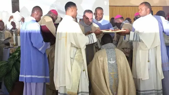 Oge a na-ebikwasa Bishop ọhurụ aka echichi