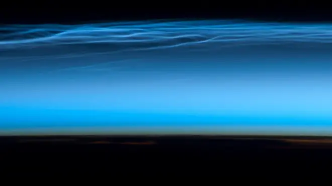Nubes noctilucentes vistas desde la Estación Espacial Internacional. Su mayor visibilidad es un indicador de que el cambio climático está afectando a la mesosfera.
