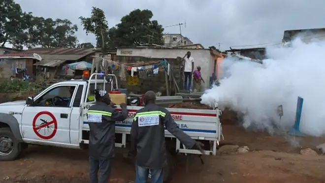 Un véhicule de l'INHP pulvérise les quartiers de Bingerville, près d'Abidjan