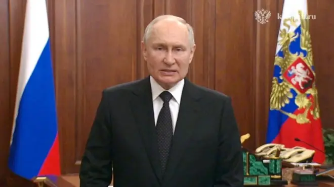 緊急演説をするプーチン大統領（24日、モスクワ）