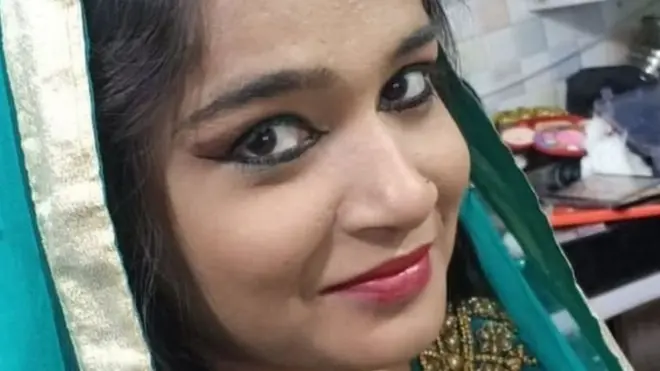 عائشہ پڑھنے کی شوقین تھی لیکن شادی کے بعد اس کو تعلیم چھوڑنا پڑی تھی