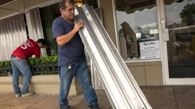 En el icónico Café Versalles, en el barrio de La Pequeña Habana, instalaron láminas metálicas para proteger las ventanas.