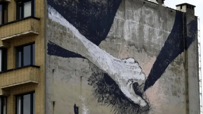 Belçika'nın başkenti Brüksel'de kadınlara yönelik cinsel tacizi protesto etmek için yapılan bu çizimin hangi sanatçıya ait olduğu bilinmiyor