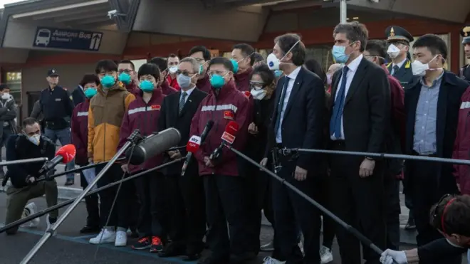 Sejumlah petugas kesehatan China membantu penanganan virus corona di Italia.