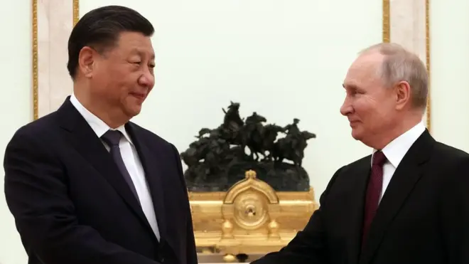 रूसी राष्ट्रपति व्लादिमीर पुतिन से हाथ मिलाते हुए चीनी राष्ट्रपति शी जिनपिंग