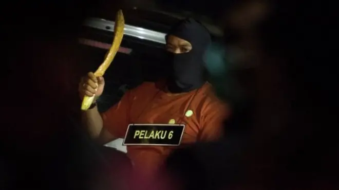 Direktur Tindak Pidana Umum Bareskrim Polri, Brigjen Andi Rian menggambarkan aksi yang dilakukan oleh petugas polisi itu sebagai "tindakan pembelaan".